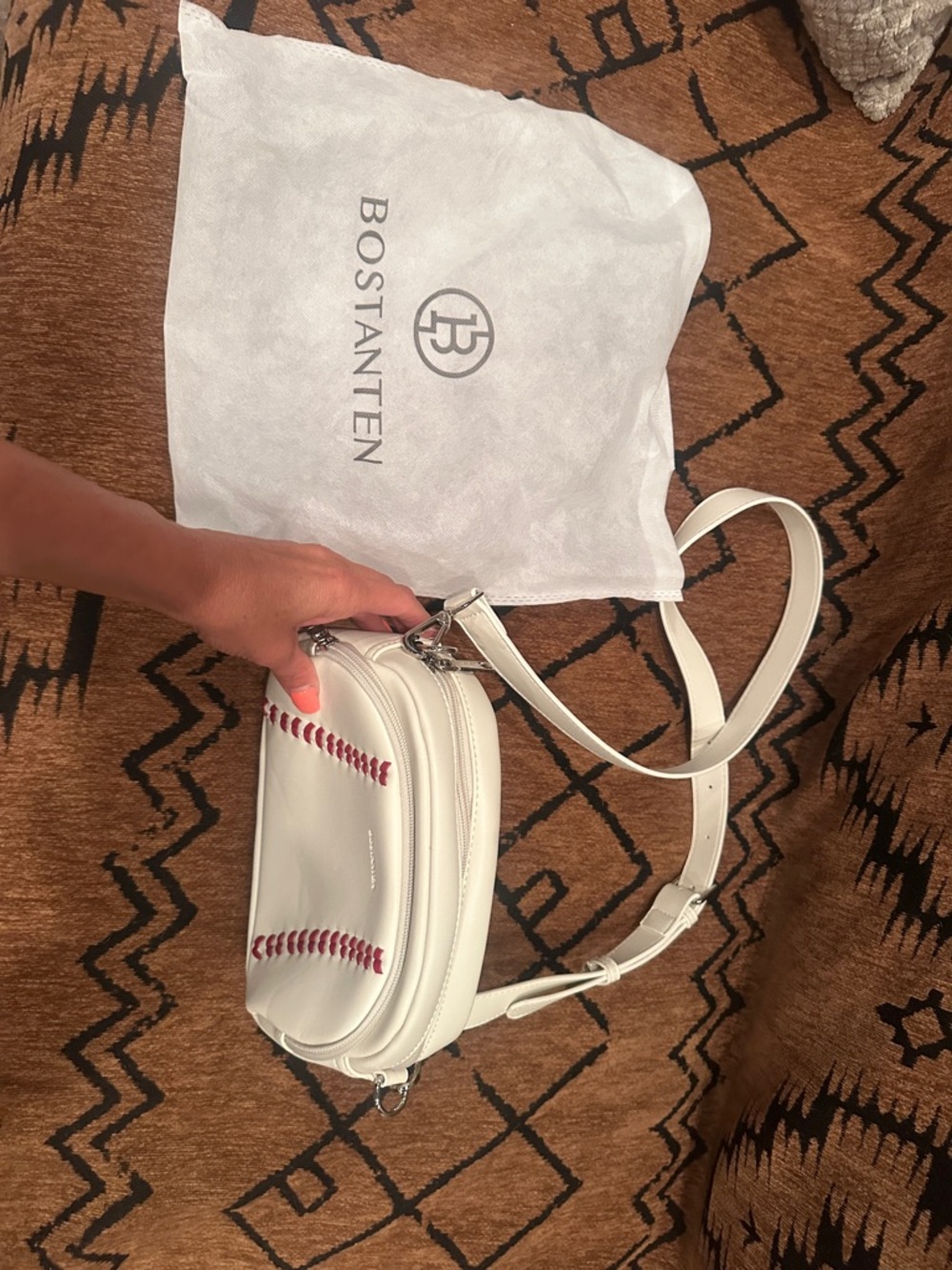 BOSTANTEN White Leather Crossbody Bag with Red Stitch Accents